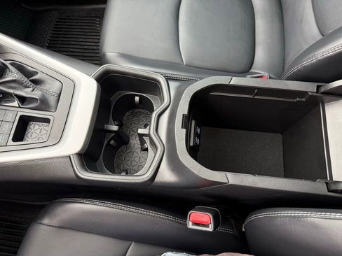 Used 2022 Toyota RAV4 XLE Premium image 20