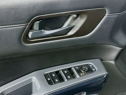 Used 2024 Nissan Pathfinder SV image 15