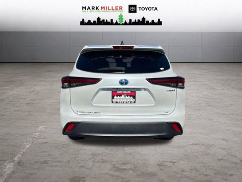 Used 2023 Toyota Highlander LE AWD/4WD image 3