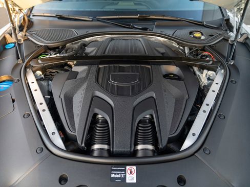 Certified 2025 Porsche Panamera 4 image 28