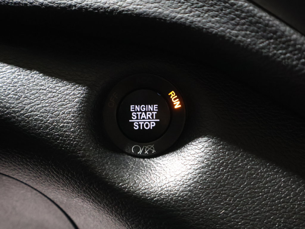 Used 2019 Jeep Cherokee Latitude Plus w/ Cold Weather Group AWD/4WD image 26