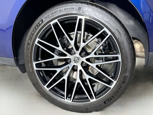 Certified 2025 Porsche Macan AWD/4WD image 34