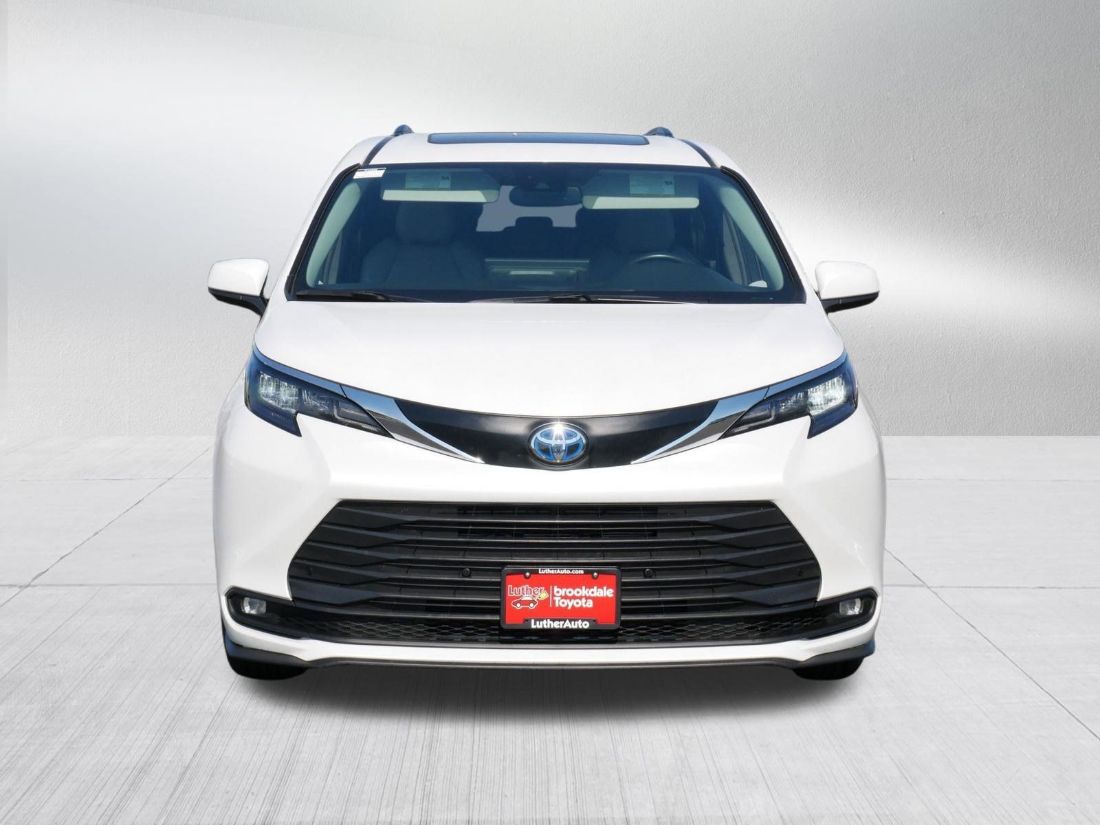 Certified 2025 Toyota Sienna XLE FWD image 2
