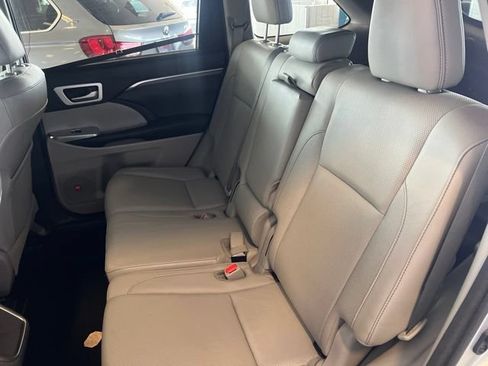 Used 2017 Toyota Highlander Limited AWD/4WD image 5