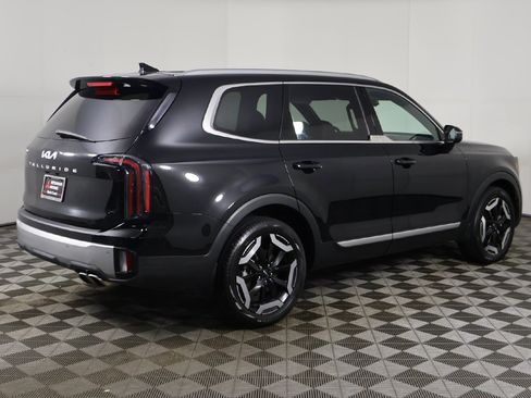 Used 2024 Kia Telluride EX w/ EX Captain's Chair Package image 12