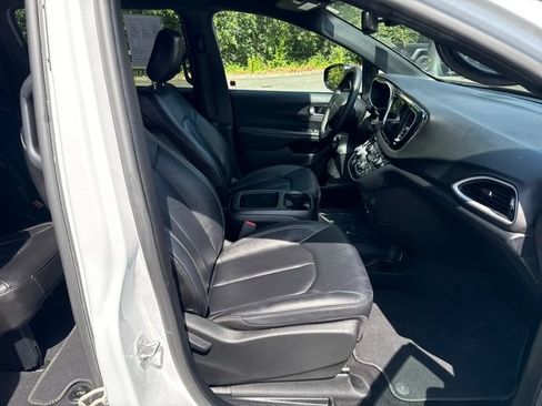 Used 2025 Chrysler Pacifica Select FWD image 9