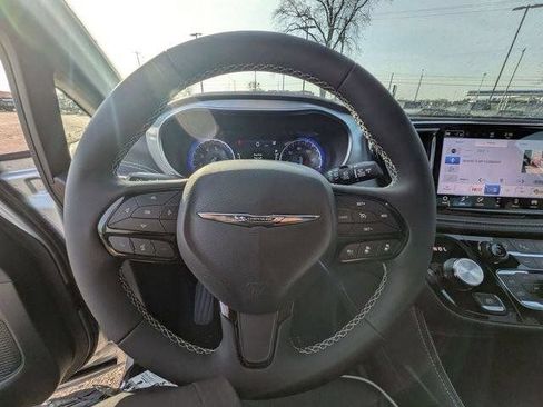 New 2026 Chrysler Pacifica Select AWD/4WD image 17