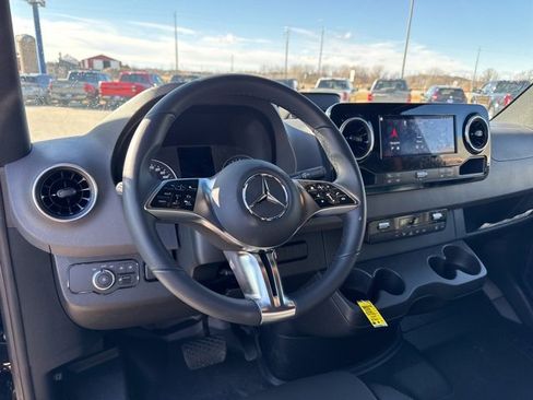 Used 2025 Mercedes-Benz Sprinter 2500 image 25
