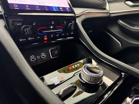 Used 2022 Jeep Grand Cherokee L Limited image 33