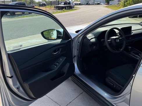 Used 2025 Honda Accord SE image 9