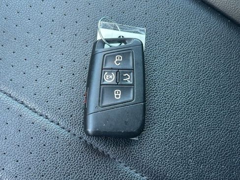 Used 2024 Volkswagen Tiguan SE image 35