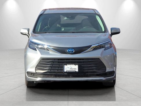 Used 2024 Toyota Sienna LE image 10