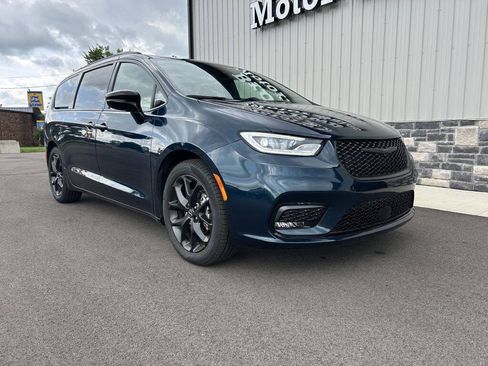 Used 2025 Chrysler Pacifica Limited FWD image 1