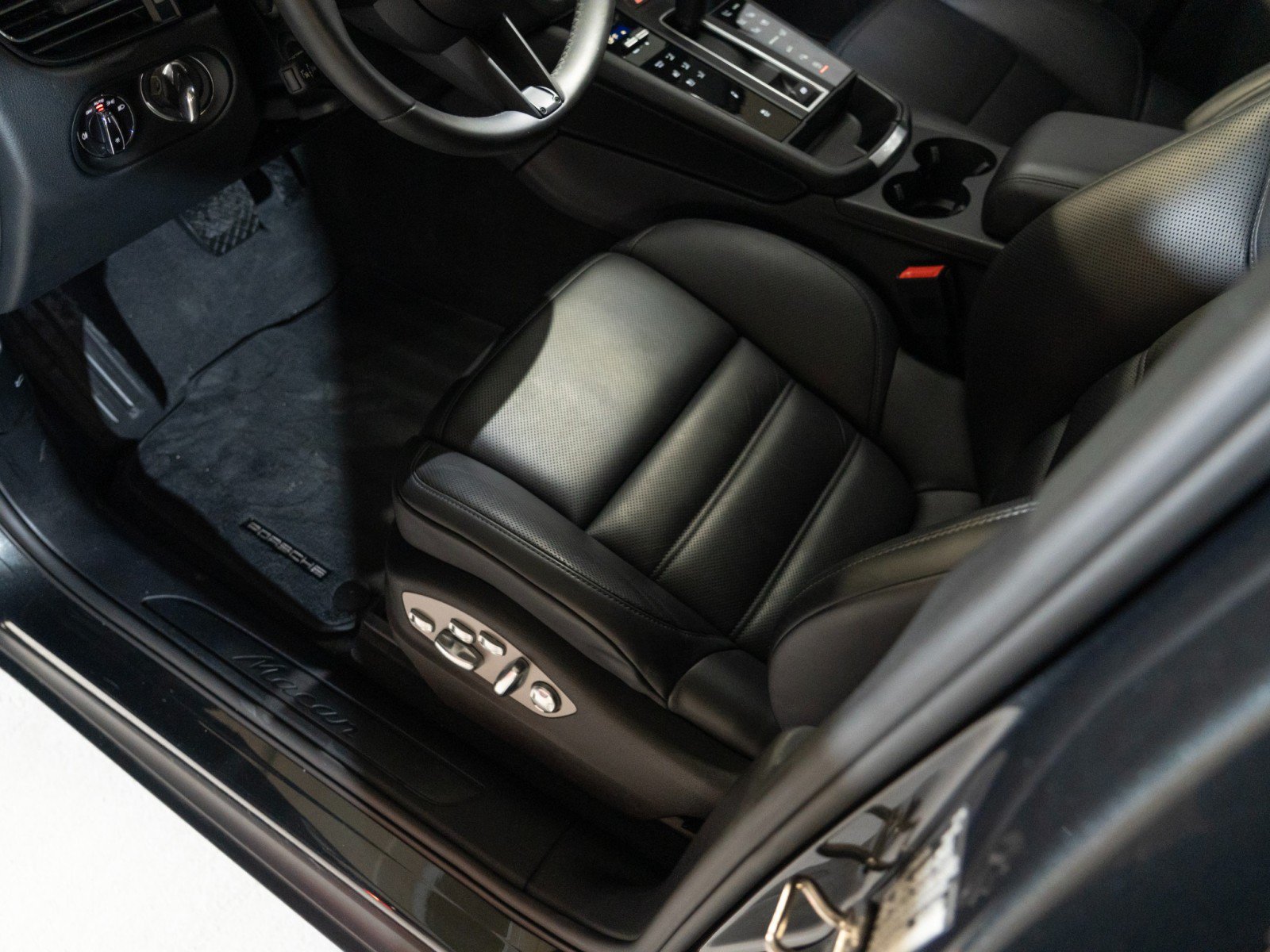 Certified 2026 Porsche Macan AWD/4WD image 15