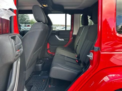 Used 2017 Jeep Wrangler Unlimited Sahara w/ Connectivity Group AWD/4WD image 16
