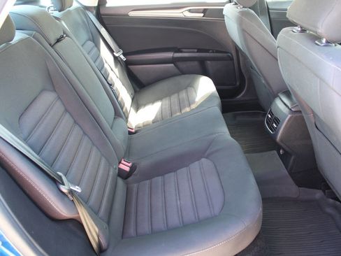 Used 2017 Ford Fusion SE w/ Fusion SE Technology Package FWD image 10