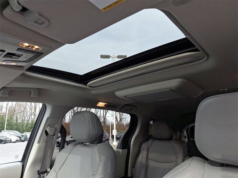 Certified 2024 Toyota Sienna Limited image 13