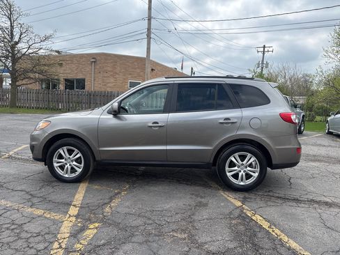 Used 2011 Hyundai Santa Fe SE image 2