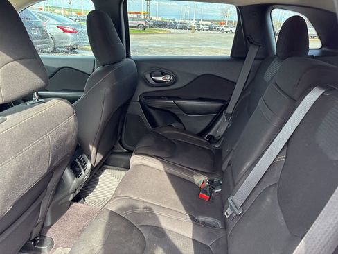 Used 2016 Jeep Cherokee Latitude image 16