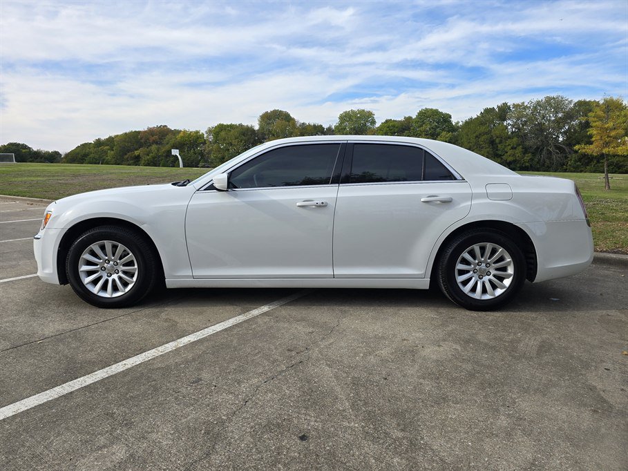 Used 2014 Chrysler 300 w/ Driver Convenience Group RWD image 3