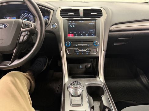 Used 2018 Ford Fusion SE w/ Fusion SE Technology Package FWD image 23