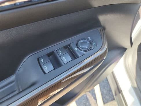 Used 2023 GMC Acadia SLE image 15