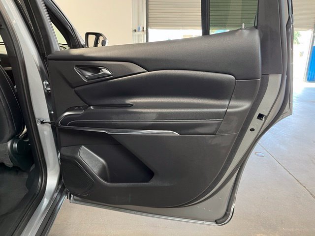 Used 2025 Chevrolet Traverse LT FWD image 16
