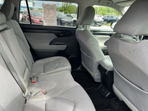 Used 2023 Toyota Highlander LE AWD/4WD image 17