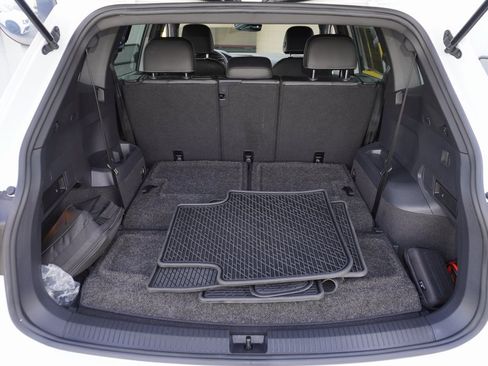 Used 2021 Volkswagen Tiguan SE R-Line image 9