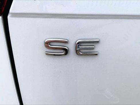 Used 2023 Volkswagen Tiguan SE w/ Panoramic Sunroof Package image 9