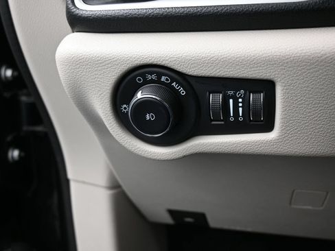 Used 2023 Chrysler Pacifica Touring-L FWD image 33