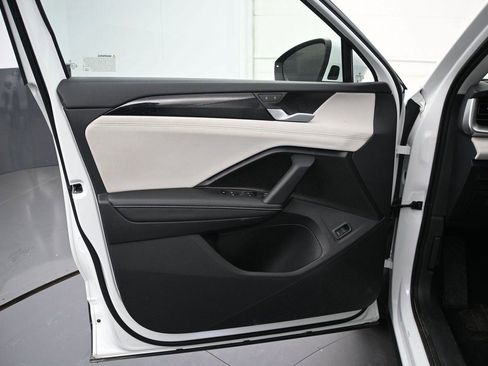 Used 2025 Volkswagen Tiguan SE AWD/4WD image 9
