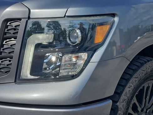 Used 2018 Nissan Titan SV w/ SV Convenience Package RWD image 10