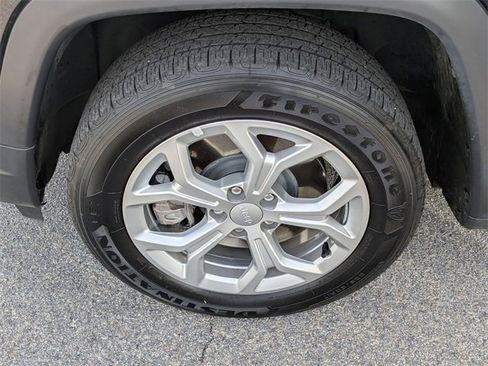 Used 2024 Jeep Compass Latitude image 9