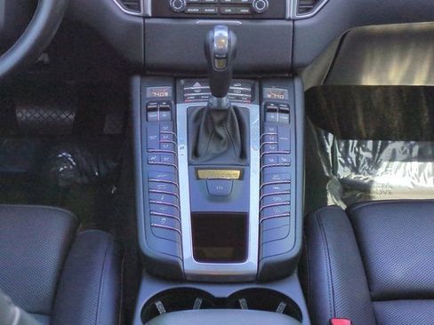 Used 2018 Porsche Macan image 18