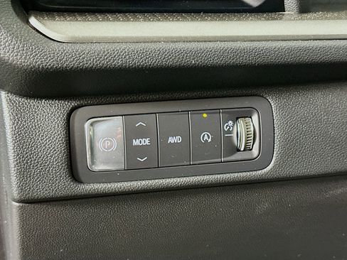 Used 2025 Chevrolet Traverse LT AWD/4WD image 10