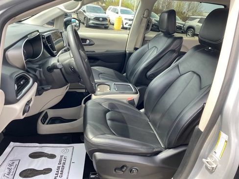 Used 2024 Chrysler Pacifica Touring-L FWD image 13