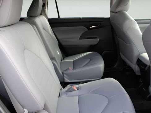 Used 2022 Toyota Highlander XLE image 22