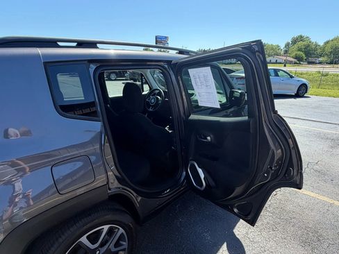 Used 2018 Jeep Renegade Latitude FWD image 24