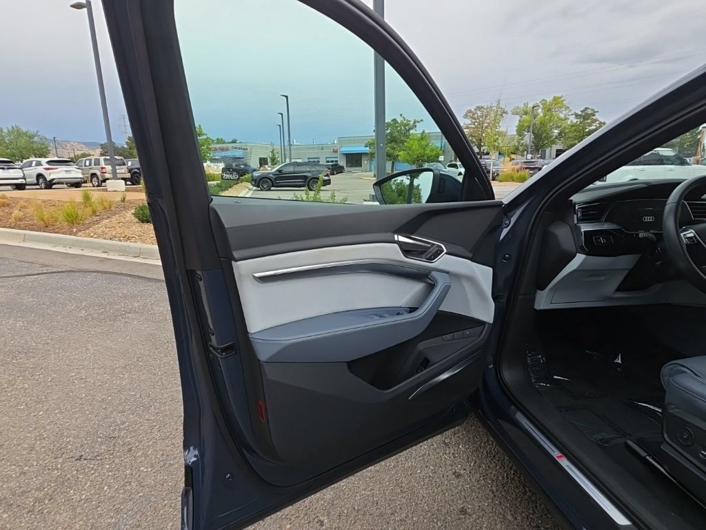 Used 2023 Audi e-tron Prestige w/ Prestige Package AWD/4WD image 9