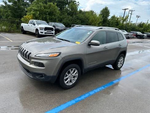 Used 2017 Jeep Cherokee Latitude w/ Comfort/Convenience Group AWD/4WD image 12