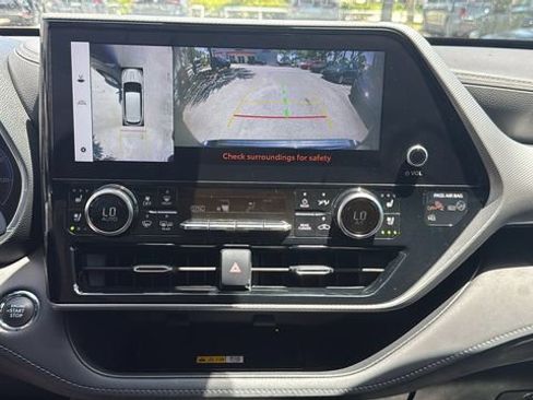 Used 2023 Toyota Highlander Platinum FWD image 24
