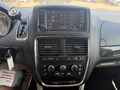 Used 2019 Dodge Grand Caravan SE FWD image 11
