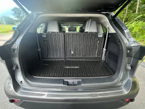 Used 2023 Toyota Highlander XLE AWD/4WD image 16