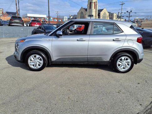 Used 2024 Hyundai Venue SE image 2