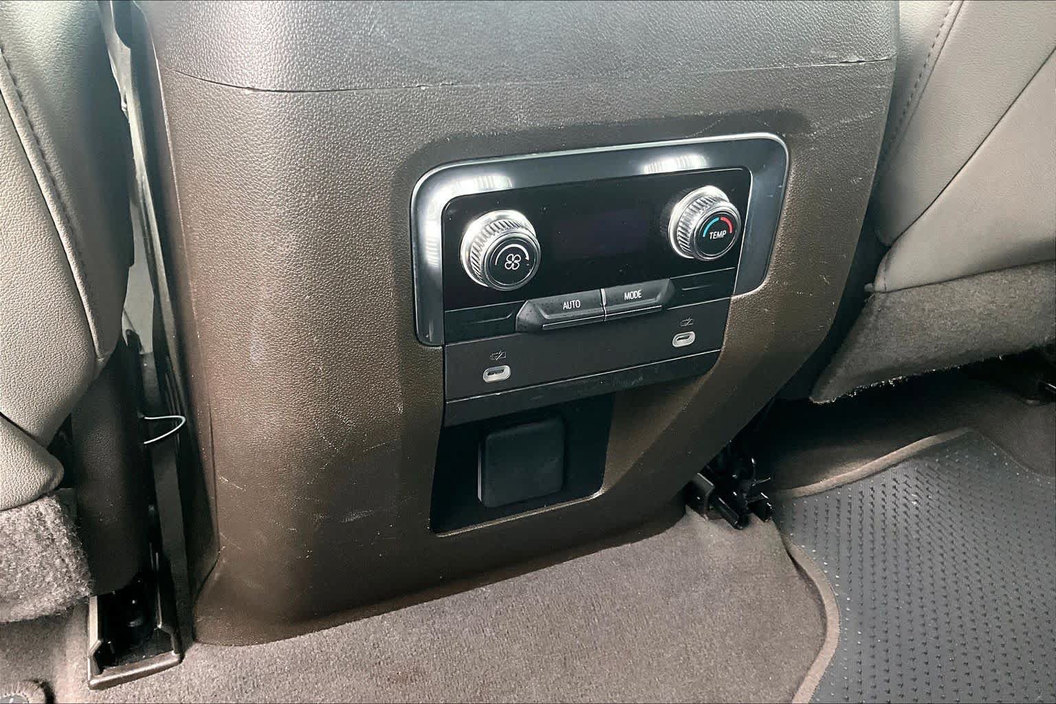 Used 2024 GMC Yukon SLT RWD image 30