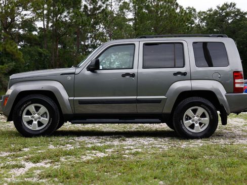 Used 2012 Jeep Liberty Sport w/ Popular Equipment Group AWD/4WD image 3