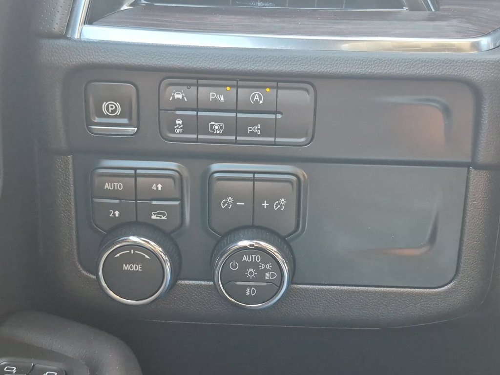 Used 2026 Chevrolet Suburban Premier AWD/4WD image 18