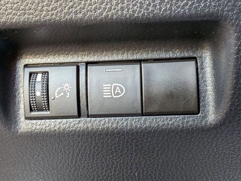 Used 2021 Toyota RAV4 LE image 12