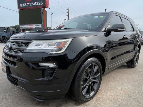 Used 2018 Ford Explorer XLT w/ Equipment Group 202A image 4